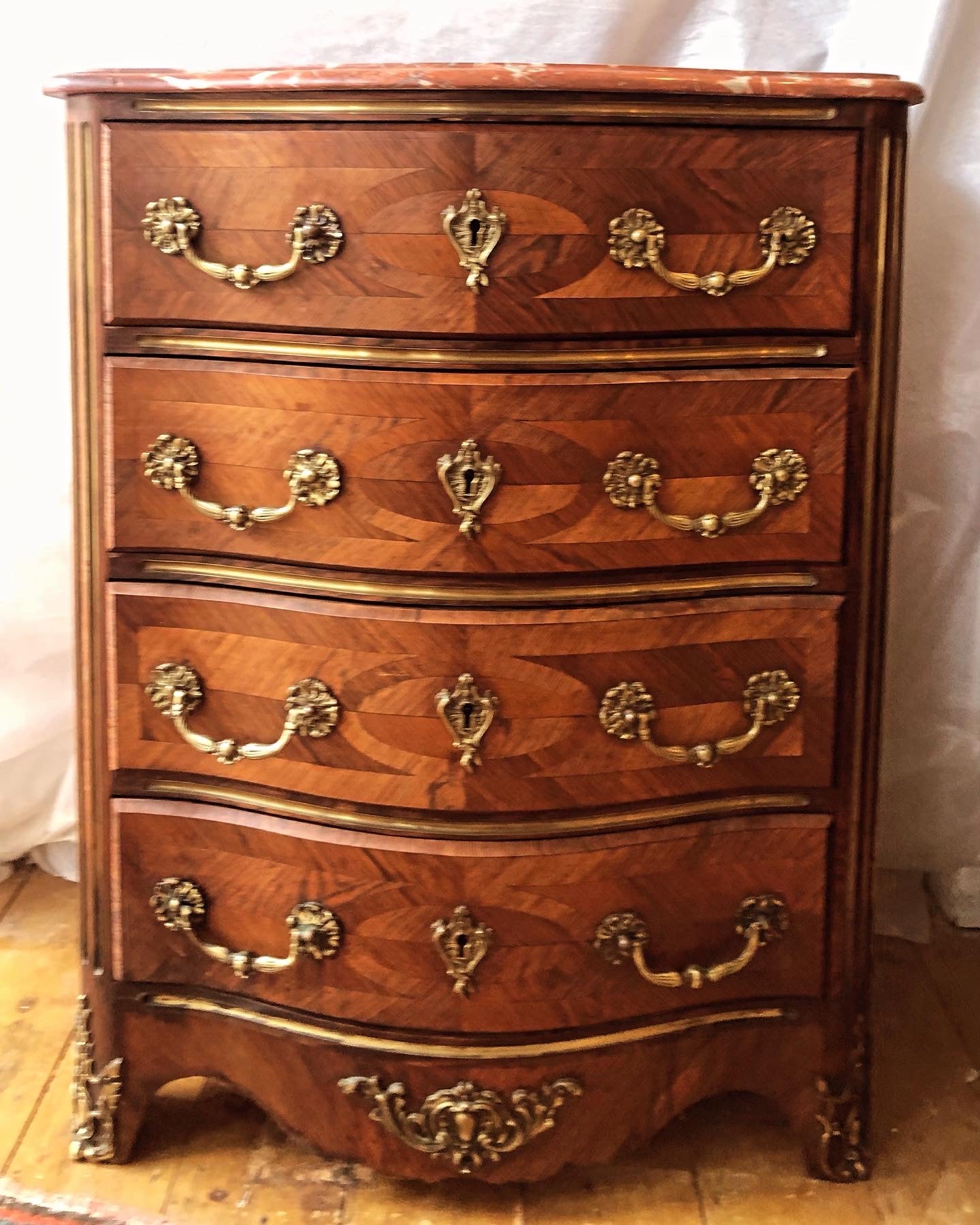 Fine French 19th century tombe entre deux chest of drawers.