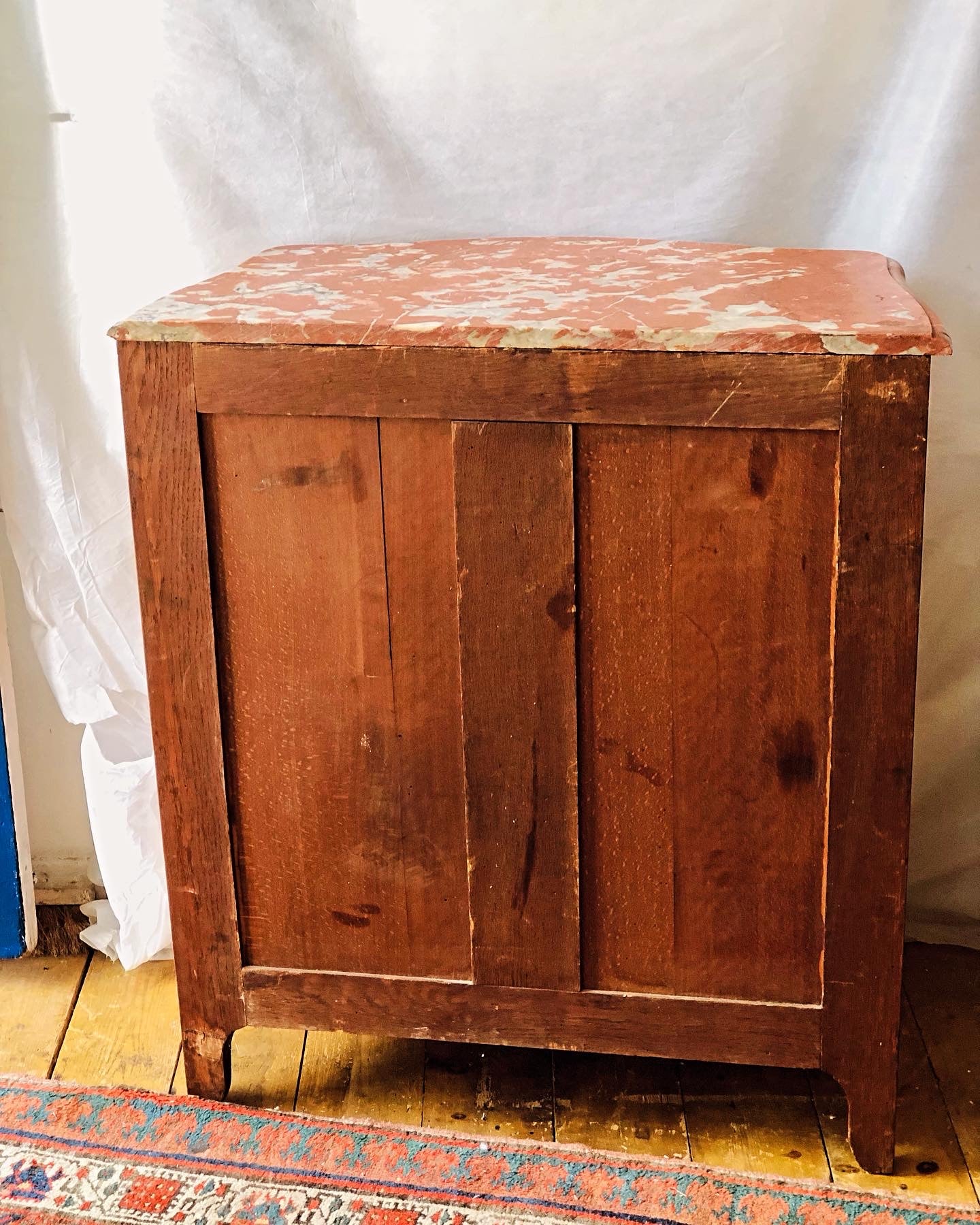 Fine French 19th century tombe entre deux chest of drawers.