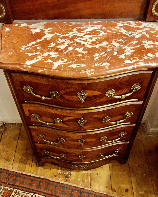 Fine French 19th century tombe entre deux chest of drawers.