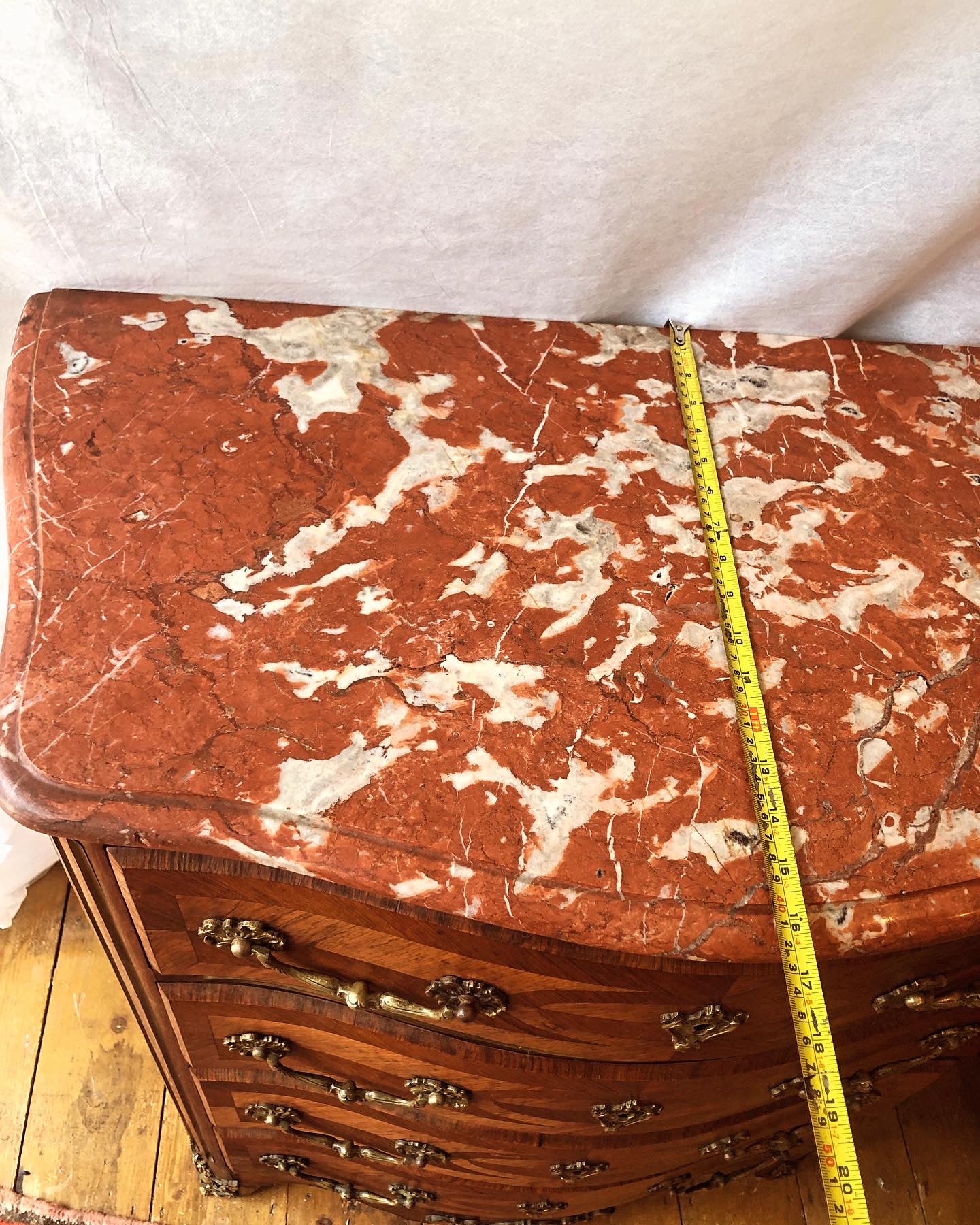 Fine French 19th century tombe entre deux chest of drawers.