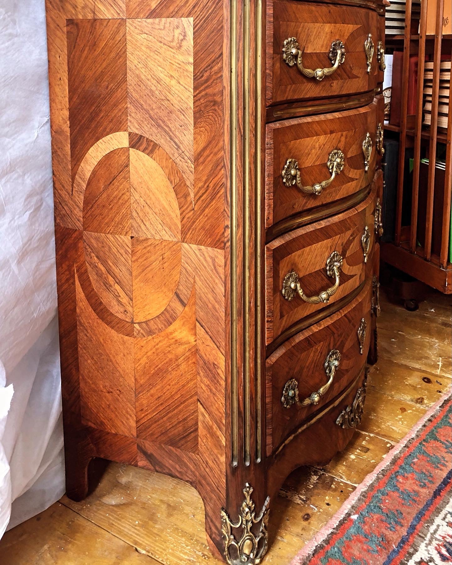 Fine French 19th century tombe entre deux chest of drawers.