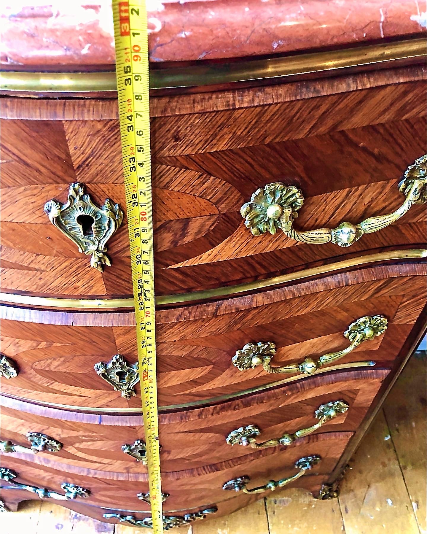 Fine French 19th century tombe entre deux chest of drawers.